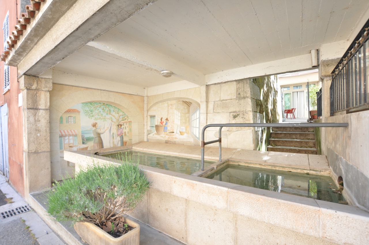 Aiguines, charmant village du var : le lavoir