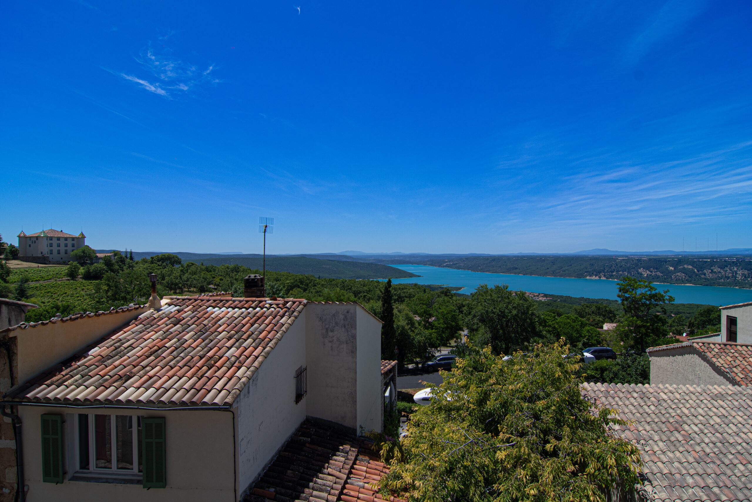 Vue depuis l'appartement Sainte Beaume, à Aiguines : le lac de Ste Croix