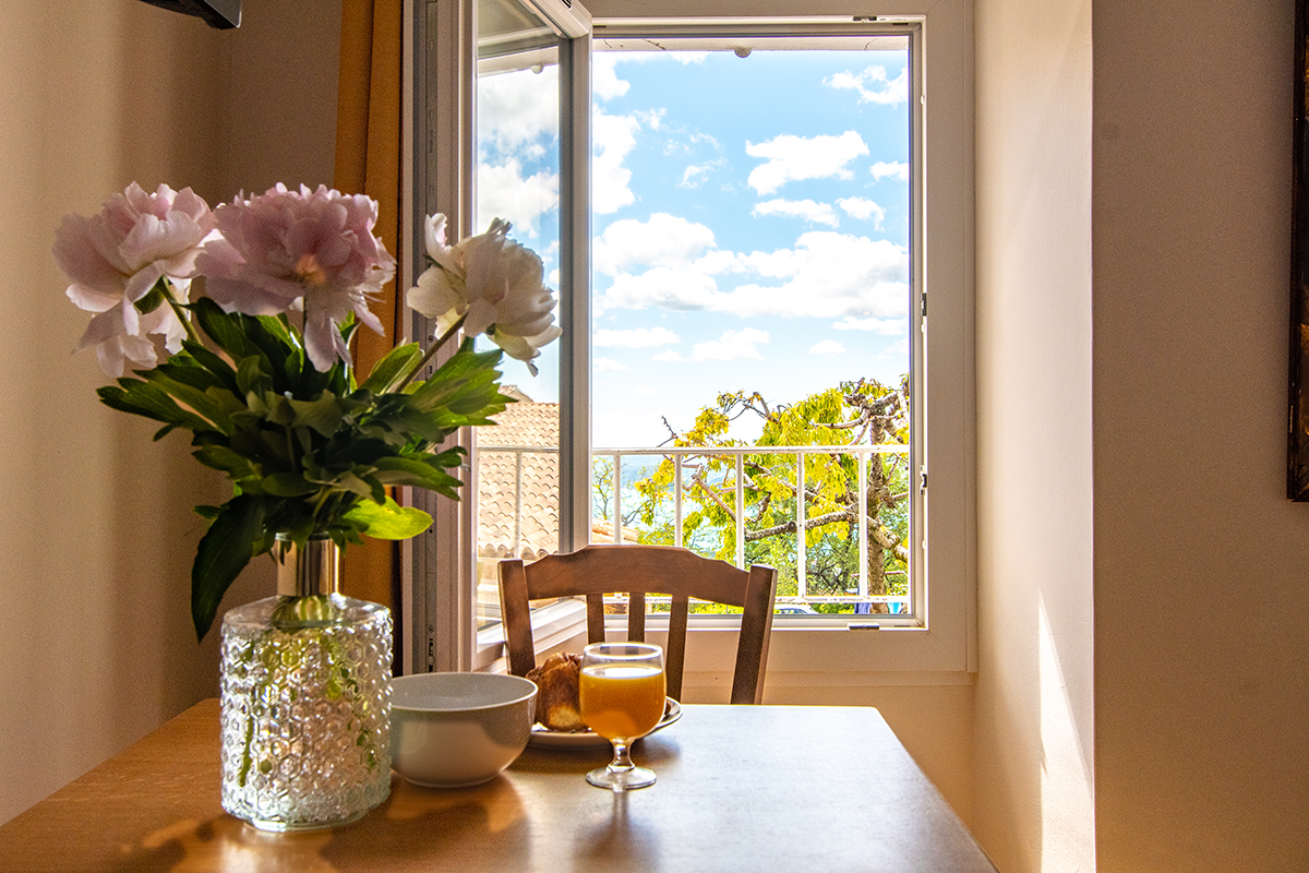 appartement Lac, vues de l'intérieur :coin repas