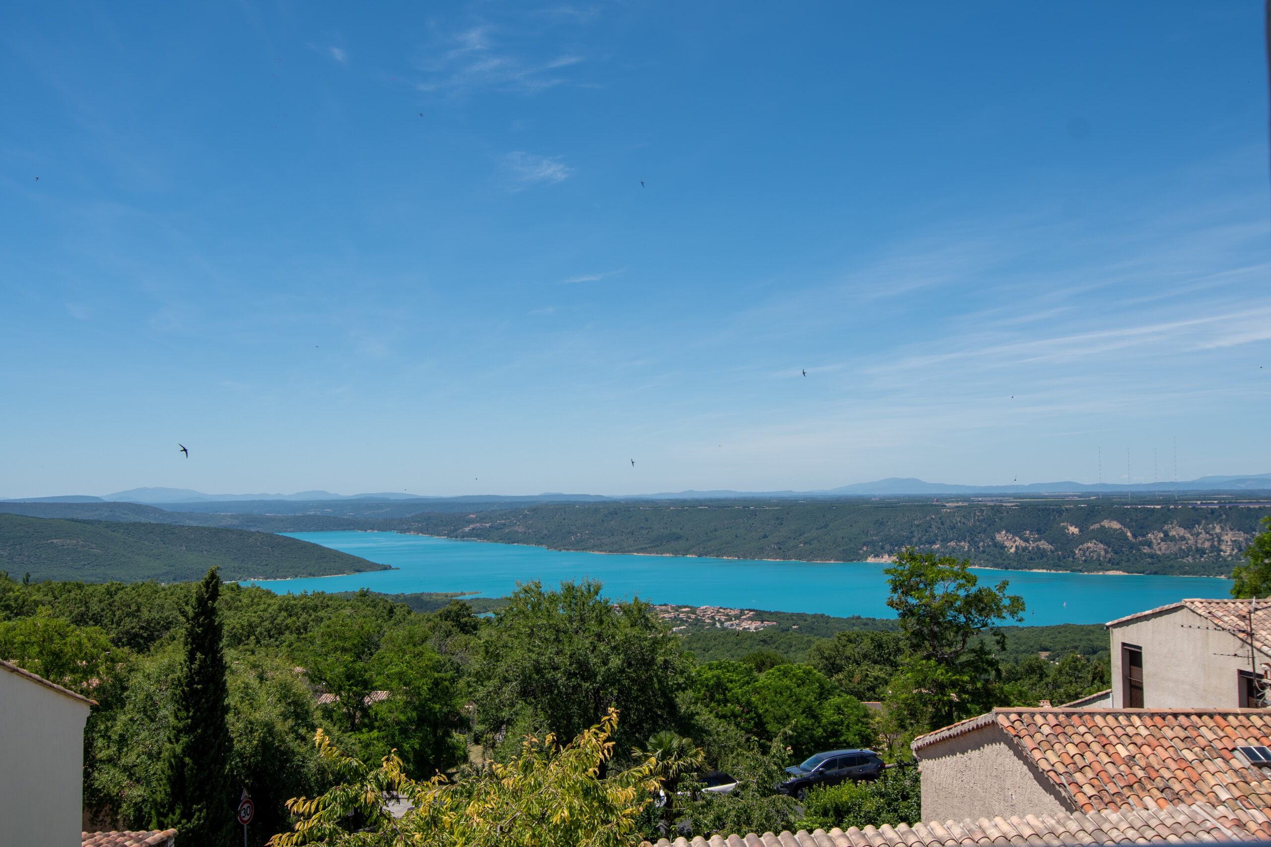 Vue depuis l'appartement Sainte Beaume, à Aiguines : le lac de Ste Croix