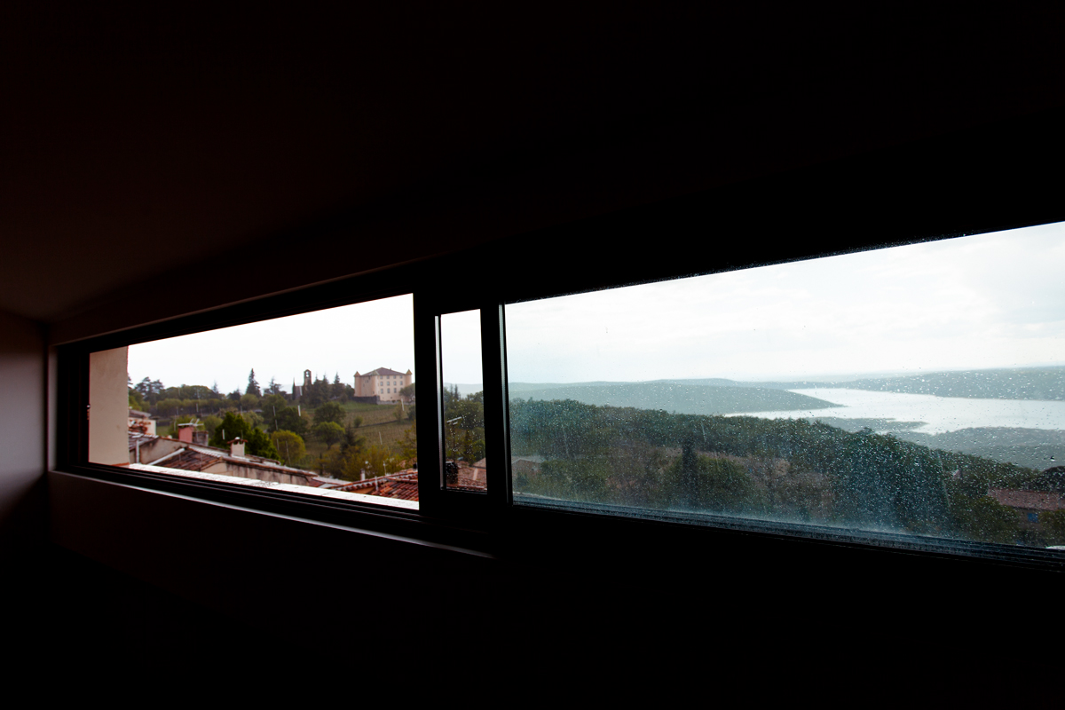 vue depuis l'appartement Ventoux sur le lac un rare jour de pluie