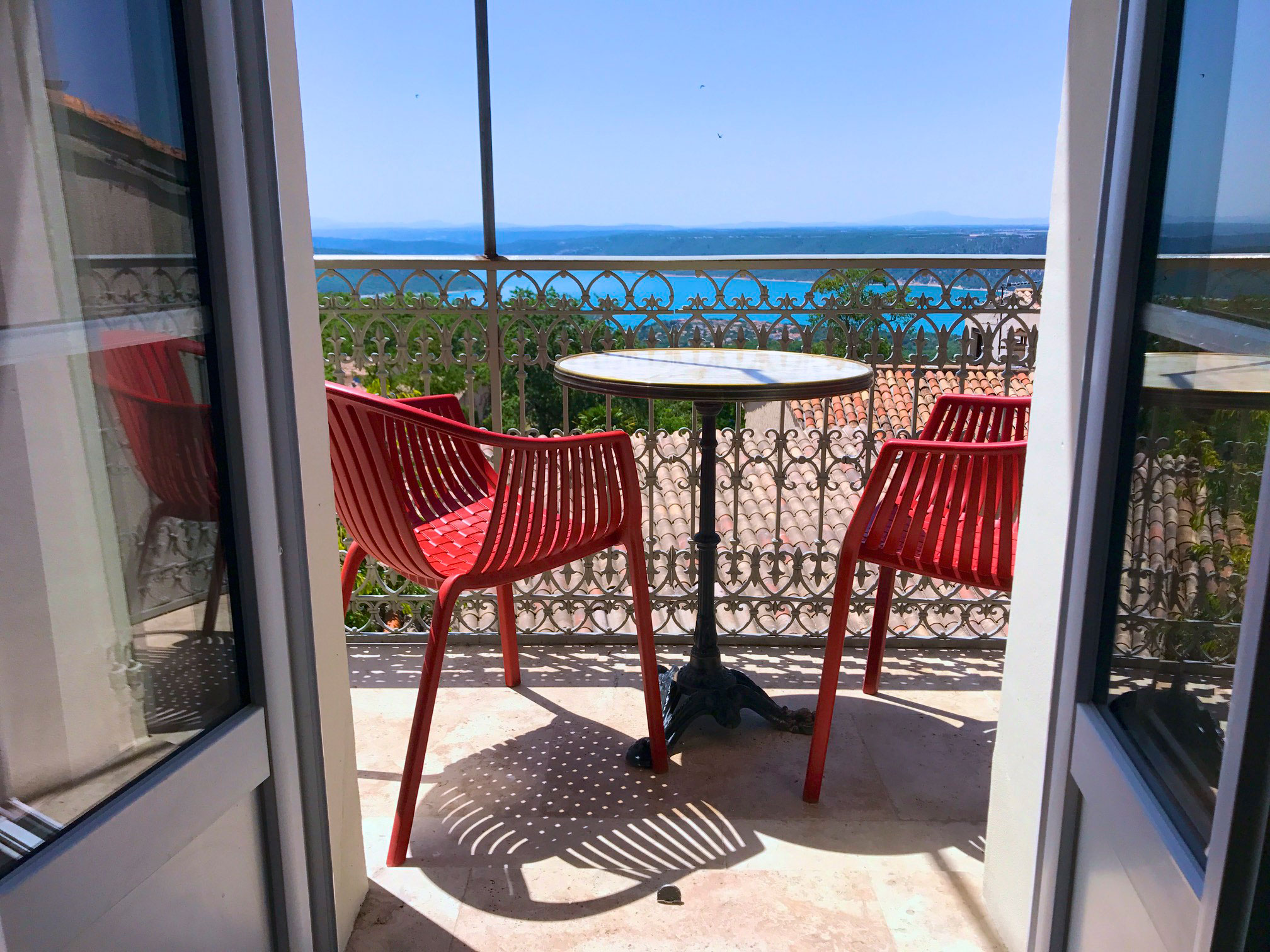 appartement Valensole, vues de l'intérieur : balcon avec vue